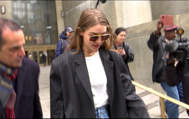 Hadid levantó la mano cuando fue leída una lista de personas que podrían ser testigos o simplemente mencionadas durante el juicio. AP / T. Shaffrey