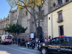 Los paramédicos atendieron a la persona de inmediato para controlar la hemorragia y trasladarlo de emergencia. EL INFORMADOR