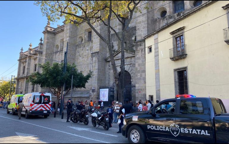 Los paramédicos atendieron a la persona de inmediato para controlar la hemorragia y trasladarlo de emergencia. EL INFORMADOR