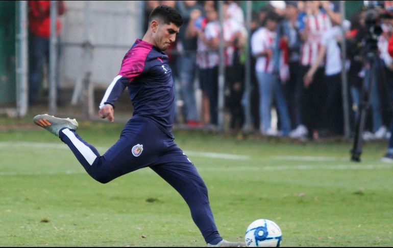 De momento. Víctor Guzmán no puede presentarse a entrenar con Chivas. Imago7 / ARCHIVO