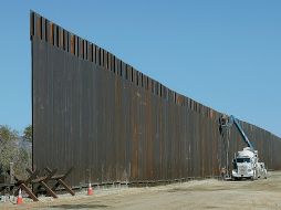 Más de 18 mil millones de dólares han sido gastados en la barrera con México. AP