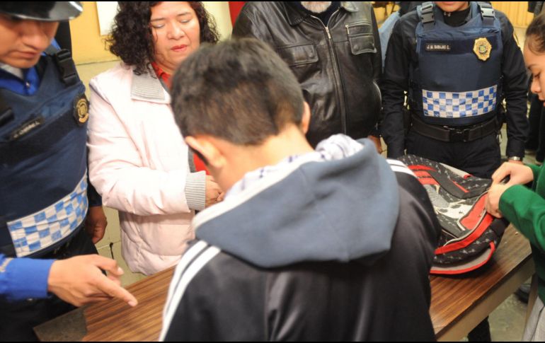 No todos los padres revisan las mochilas de sus hijos. EFE/Archivo