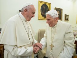 Benedicto XVI /(d) pidió el retiro de su nombre y foto de la tapa del libro, así como de una supuesta introducción y conclusión que reafirmaban la necesidad del celibato sacerdotal. AFP/Vatican Media/ARCHIVO