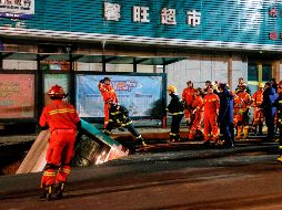 Las imágenes divulgadas por la televisión local muestran cómo el asfalto aledaño a una parada de autobús de Xining se hundió y tanto el vehículo como varios ciudadanos que esperaban cayeron al agujero. AFP