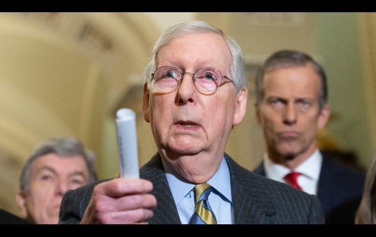 Mitch McConnell (c) anticipó que el juicio en el Senado comenzará probablemente el próximo martes. EFE/EPA/M. Reynolds