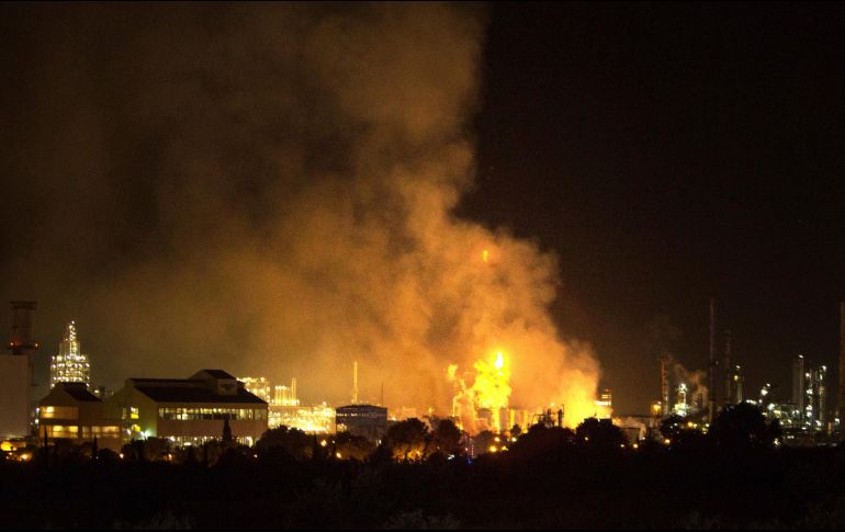 Hasta el momento, 20 unidades de bomberos se encuentran en las labores de control de fuego. AP/D. Oliete