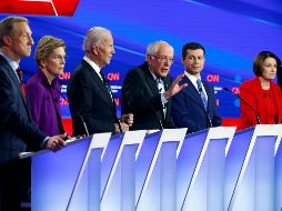 Los seis precandidatos demócratas en el debate, a tres semanas del inicio del proceso de elecciones primarias. AP/P. Semansky