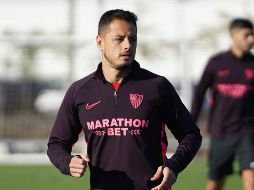 El mexicano pondrá fin a un paso por el futbol del viejo continente de casi una década. TWITTER / @SevillaFC