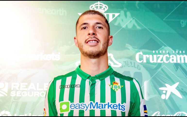 ''Esto yo 100 por ciento comprometido con el club y con los compañeros. Iremos a buscar nuestros objetivos'', dijo en sus primeras declaraciones como jugador bético. EFE / R. Caro Cadenas