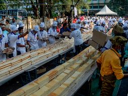 Unos mil 500 panaderos y reposteros necesitaron casi cuatro horas para armar el pastel, utilizando unas 12 toneladas de azúcar y harina. AFP/A. Sankar