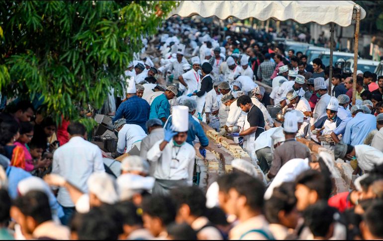 Unos mil 500 panaderos y reposteros necesitaron casi cuatro horas para armar el pastel, utilizando unas 12 toneladas de azúcar y harina. AFP/A. Sankar