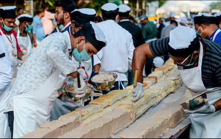 Unos mil 500 panaderos y reposteros necesitaron casi cuatro horas para armar el pastel, utilizando unas 12 toneladas de azúcar y harina. AFP/A. Sankar
