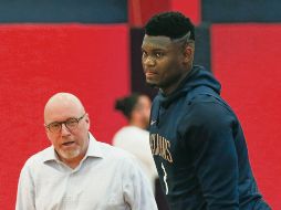 Listo. Williamson (der.) se ha perdido hasta ahora 41 encuentros; debutará ante los Spurs el miércoles 22. AP / G. Herbert