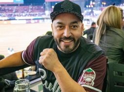 Lupillo tuvo cumplir una apuesta con uno de sus amigos que lo acompañaban, ya que el equipo de sus amores, los Tomateros fueron vencidos por los Cañeros. INSTAGRAM / @lupilloriveraofficial