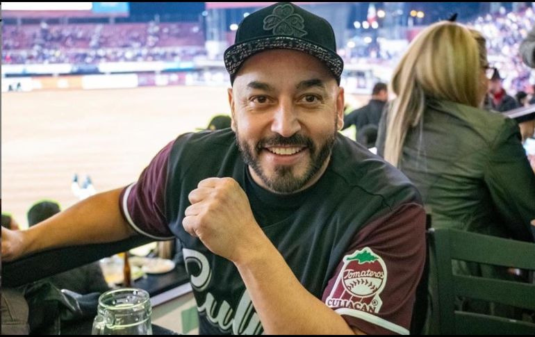 Lupillo tuvo cumplir una apuesta con uno de sus amigos que lo acompañaban, ya que el equipo de sus amores, los Tomateros fueron vencidos por los Cañeros. INSTAGRAM / @lupilloriveraofficial