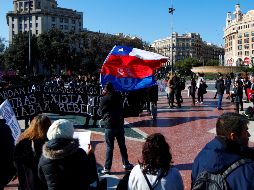 Un centenar de personas se manifiesta contra los actos de tortura en Chile en Barcelona, España. EFE/A. García