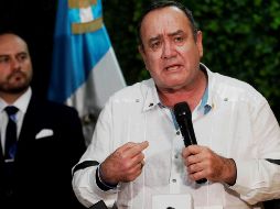 Imagen del 12 de octubre de 2019 que muestra a Alejandro Giammattei (d) durante una conferencia de prensa en el aeropuerto la Aurora, en Ciudad de Guatemala. EFE/E. Biba