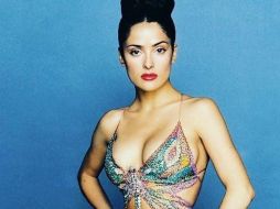 En la imagen Salma  luce un top colorido con forma de mariposa, diseñado por el francés Emanuel Ungaro. INSTAGRAM / salmahayek