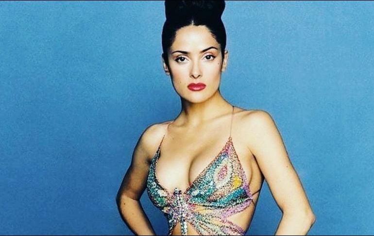 En la imagen Salma  luce un top colorido con forma de mariposa, diseñado por el francés Emanuel Ungaro. INSTAGRAM / salmahayek