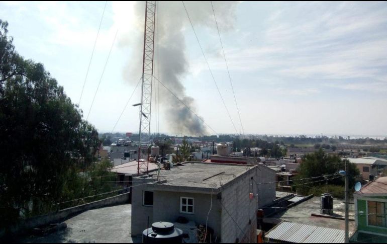 El estallido generó una enorme columna de humo visible a varios kilómetros de distancia. ESPECIAL