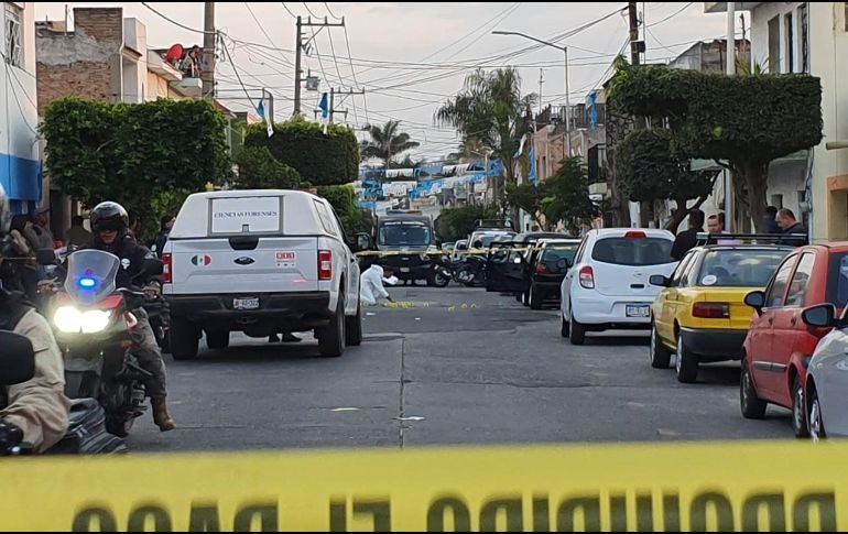 En el sitio se encontró una pistola escuadra tirada cerca del hombre fallecido y alrededor de 20 casquillos de bala. EL INFORMADOR