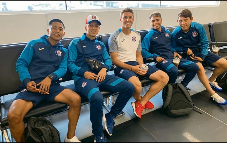 El viaje. El plantel de los capitalinos se trasladó ayer a San Luis Potosí para cumplir con su segundo compromiso del Clausura 2020. @cruzazulcd