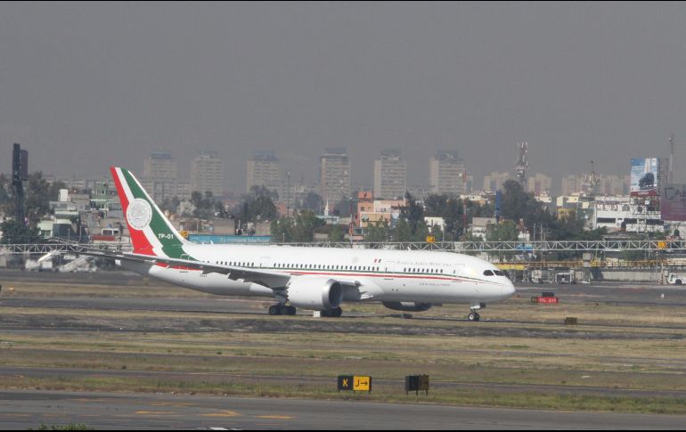 Por la mañana, López Obrador informó que una de las opciones para vender el avión presidencial podría ser rifarlo entre los mexicanos, con la venta de seis millones de cachitos, con un valor de 500 pesos, cada uno. NTX / ARCHIVO
