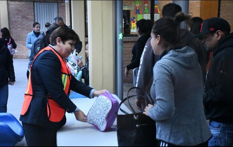 Padres de familia estuvieron de acuerdo con las medidas tomadas por el colegio, con tal de permanecer seguros. EFE / A. Herrera