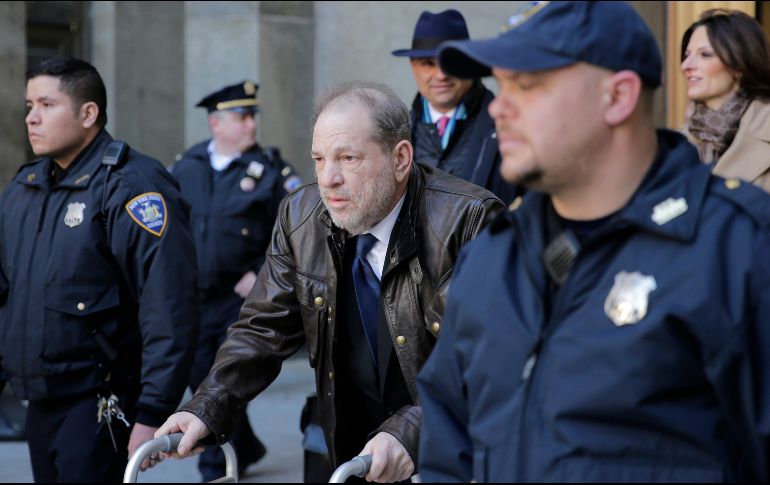 Más de 80 mujeres acusan a Weisntein (c) de acoso, agresión sexual o violación. AP/S. Wenig