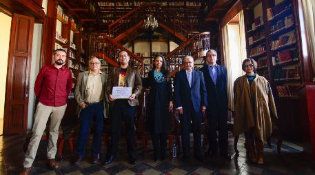 Al centro, Luis Jorge Boone sostiene el diploma conmemorativo del Premio Nacional de Cuento Agustín Yáñez, entregado por autoridades gubernamentales del Estado. ESPECIAL