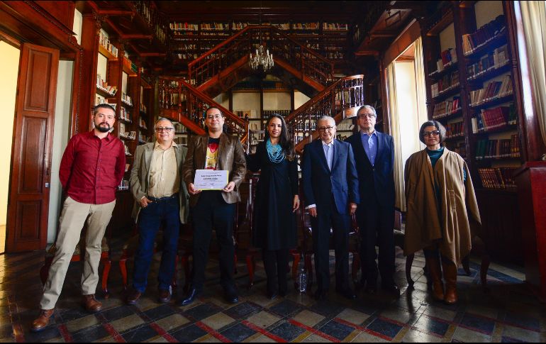 Al centro, Luis Jorge Boone sostiene el diploma conmemorativo del Premio Nacional de Cuento Agustín Yáñez, entregado por autoridades gubernamentales del Estado. ESPECIAL
