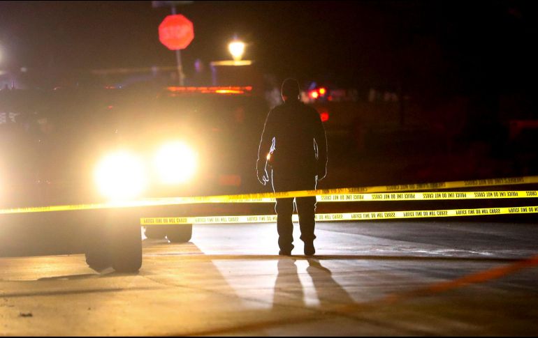 El alcalde de la ciudad, Brent Marshall, asiste a la escena para hablar con los periodistas y confirma el vínculo entre las víctimas y el tirador. AP / The Deseret News / S. Griffin