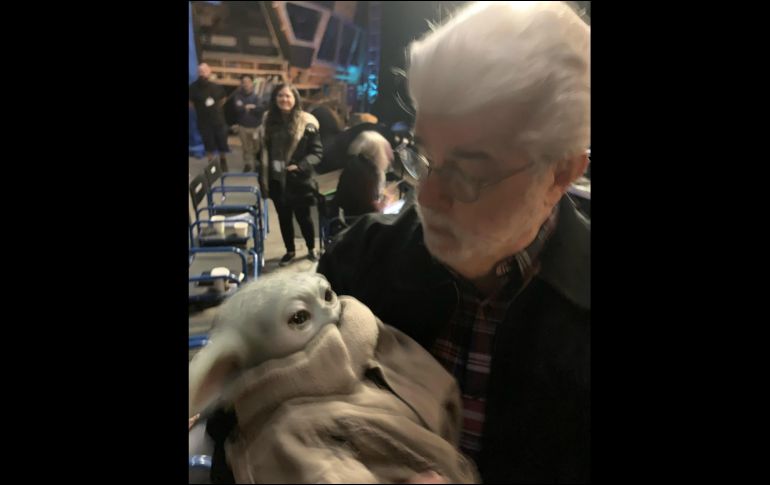 Hay quienes creen que George Lucas podría dirigir algún capítulo de la nueva serie de Disney+. TWITTER / @Jon_Favreau