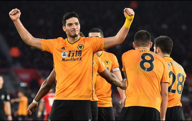 El mexicano jugó los 90 minutos, consiguió dos goles y se convirtió en el máximo anotador de los Wolves. AFP / G. Kirk