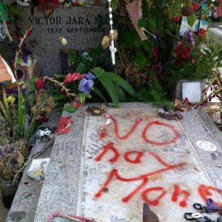 Grupos derechistas vandalizan la tumba de Víctor Jara