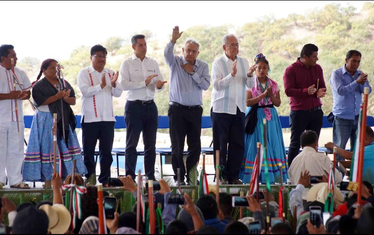 López Obrador entregó un camino rural pavimentado que tiene una longitud de siete kilómetros en el municipio de Santos Reyes Yucuná, en Oaxaca. SUN