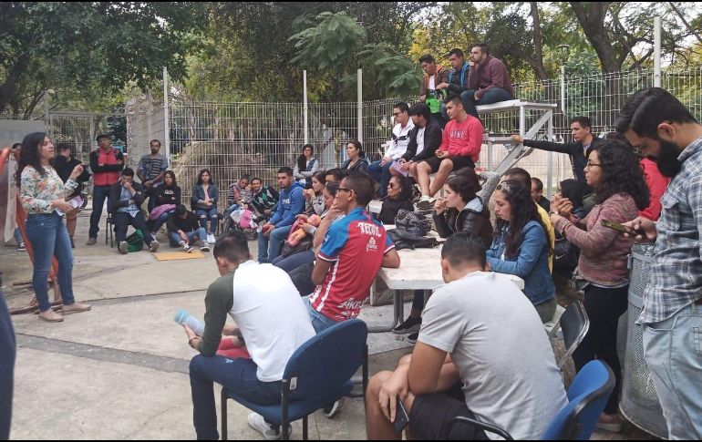 Durante la interacción con los asistentes se entregaron trípticos informativos, donde se indica qué hacer si una mujer sufre acoso. ESPECIAL / Policía de Guadalajara