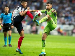 Maximiliano Meza (i), de Rayados de Monterrey, disputa el balón con Sebastián Vegas (d), de Monarcas Morelia, durante el juego de este sábado. EFE/M. Sierra