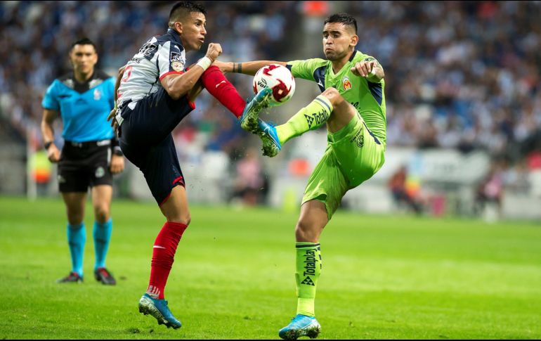 Maximiliano Meza (i), de Rayados de Monterrey, disputa el balón con Sebastián Vegas (d), de Monarcas Morelia, durante el juego de este sábado. EFE/M. Sierra