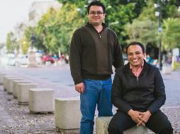 Convencidos. Para uno de los socios fundadores de la A.C., Xavier Ramírez (a la derecha), el arte es muy poderoso y ayuda a transformar. En la imagen, posa junto al clavecinista Gerardo Ruiz. CORTESÍA