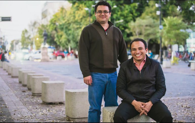 Convencidos. Para uno de los socios fundadores de la A.C., Xavier Ramírez (a la derecha), el arte es muy poderoso y ayuda a transformar. En la imagen, posa junto al clavecinista Gerardo Ruiz. CORTESÍA