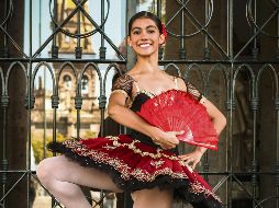 Bailarina. Aylín Contreras posa en las afueras del Teatro Degollado. EL INFORMADOR / E. Barrera