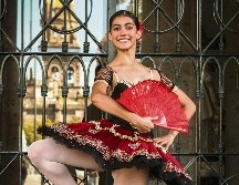 Bailarina. Aylín Contreras posa en las afueras del Teatro Degollado. EL INFORMADOR / E. Barrera