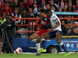 El defensor Óscar Murillo (d), del Pachuca, disputa el balón este sábado con el delantero José Macías (i), de las Chivas. EFE/D. Martínez