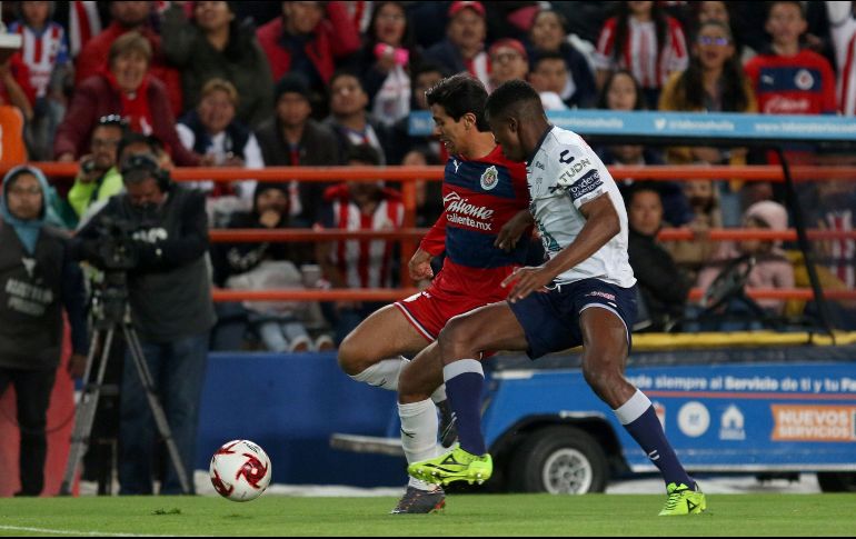 El defensor Óscar Murillo (d), del Pachuca, disputa el balón este sábado con el delantero José Macías (i), de las Chivas. EFE/D. Martínez