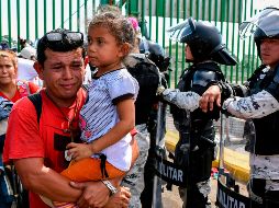 Los migrantes resaltan que vienen de forma pacífica y lo único que piden es que se les permita el paso libre, ya que huyen de la pobreza y violencia de su país. AFP / I. Guzmán