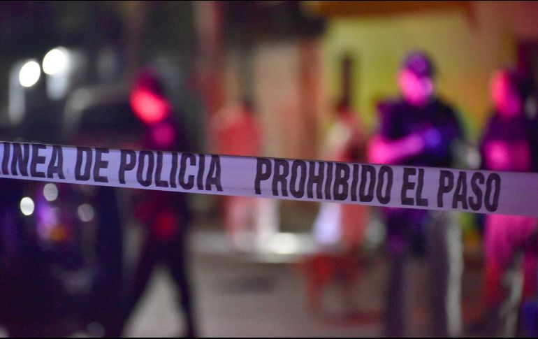 Oficiales de Seguridad Pública Municipal y Fuerzas de Seguridad Pública del Estado delimitaron el perímetro con cintas de seguridad en apoyo de elementos de la AIC del estado. EFE / ARCHIVO