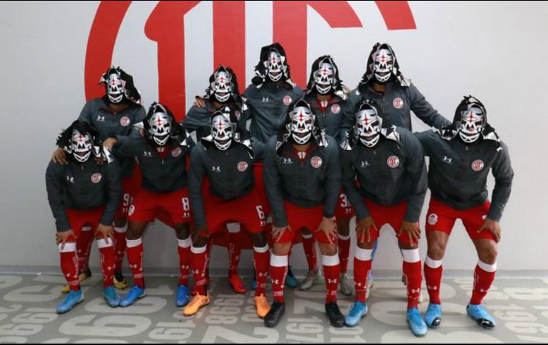 En una de las mangas aparece la máscara de La Parka junto con su fecha de nacimiento y muerte. TWITTER / @TolucaFC