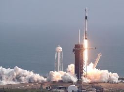 La cápsula sin tripulación encendió sus poderosos propulsores SuperDraco para expulsarlos del cohete y distanciarse de él lo más rápido posible. AP / J. Raoux