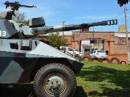 Un tanque policial resguarda la entrada principal de la cárcel de Pedro Juan Caballero.  AP/M. Candia